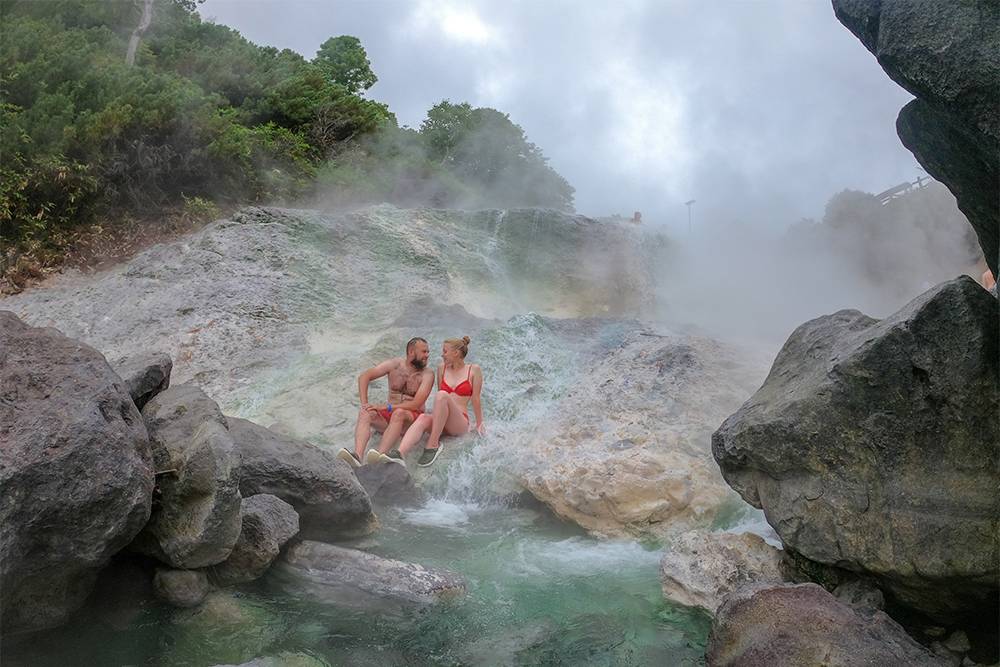 Необычное ощущение: водопады обычно очень холодные, а тут — горячие