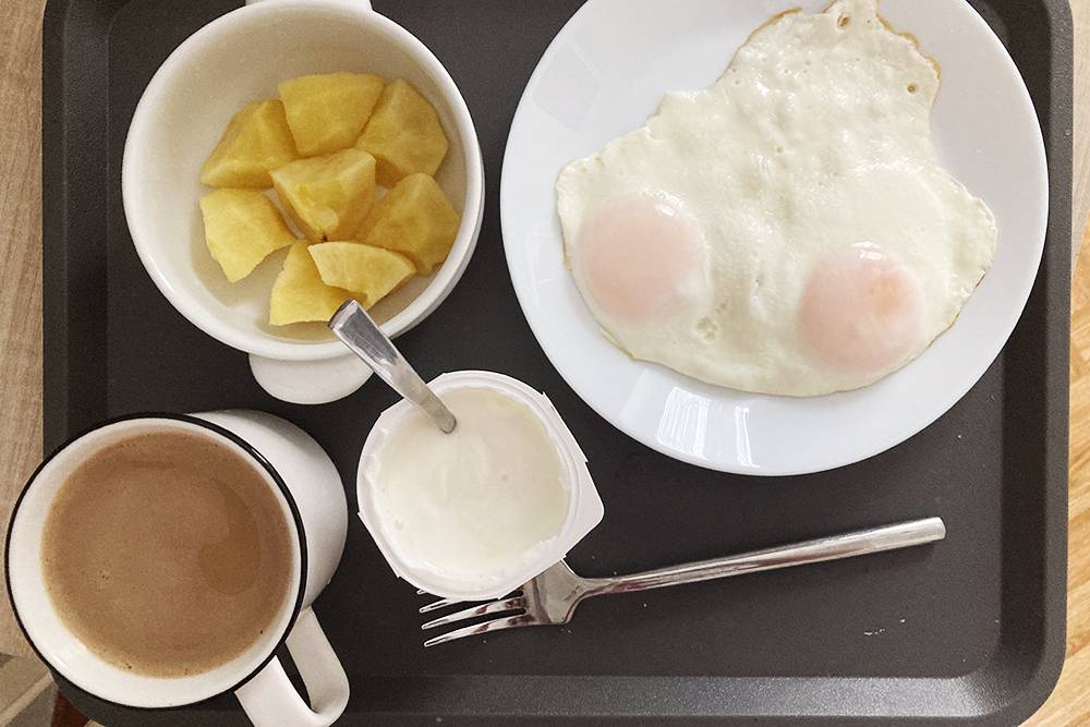 Завтрак: глазунья, йогурт, яблоко, кофе с молоком