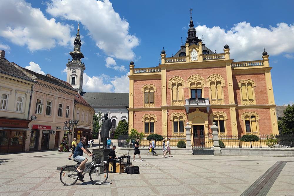 На углу пешеходных улиц Змаjа Jовина и Дунавска находится красивый Владичански двор — дворец епископской епархии