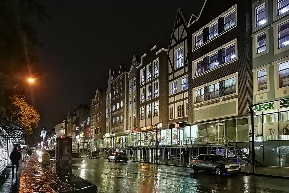 Красивый торговый центр «Амстердам». Пока вышли из кафе, уже стемнело и пошел дождь, а между тем всего 18:30