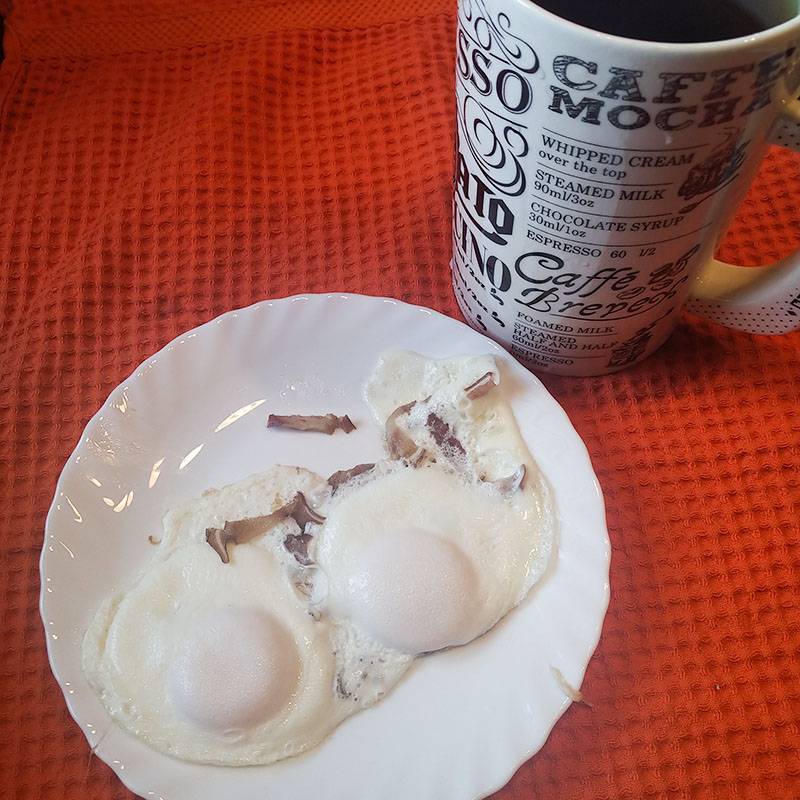 На завтрак два яйца с беконом, кофе и кусочек шоколада
