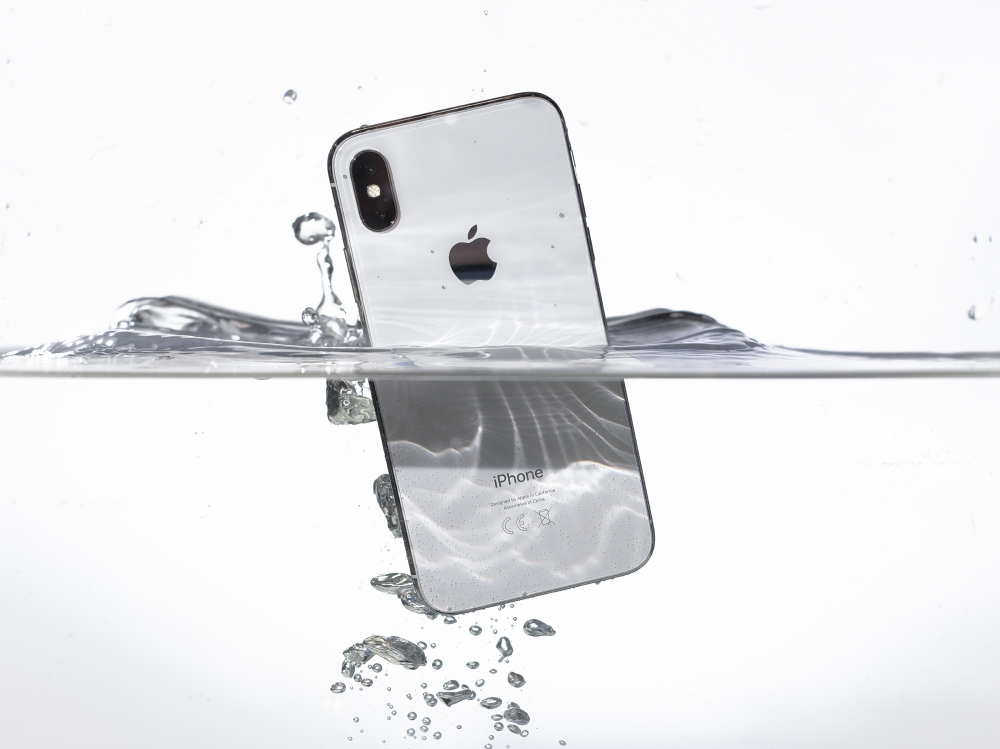 Apple и другие производители заявляют влагозащиту своих устройств, но гарантия не распространяется на ущерб от воды, если она все&nbsp;же проникнет внутрь