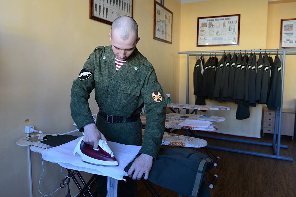 В комнате бытового обслуживания военные могут гладить или&nbsp;ремонтировать одежду. Фото: Free Wind 2014 / Shutterstock