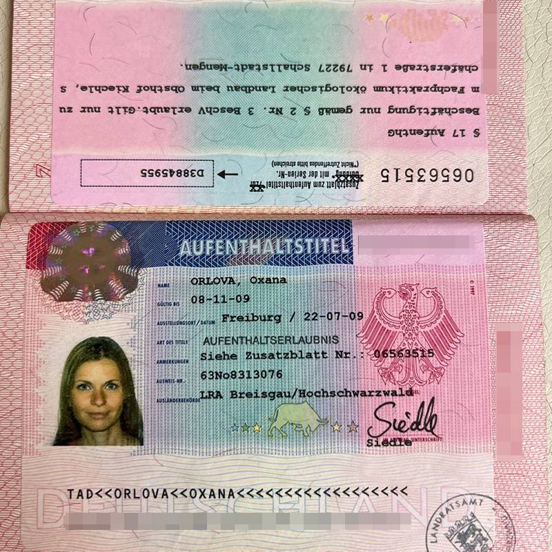 А это — вторая, которую я получала уже в Германии: мне необходимо было продлить визу в конце июля 2009&nbsp;года, чтобы я могла продолжить практику. ​​За просроченную визу студентов наказывали: в 2009&nbsp;году, возвращаясь домой в автобусе из Германии, на границе с Польшей из-за просроченной визы сняли нашего знакомого. О том, что с ним было дальше, я не знаю