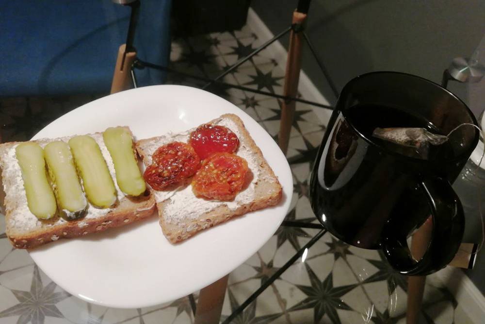 Ужин: бутерброды со сливочным сыром, соленым огурцом и вялеными томатами