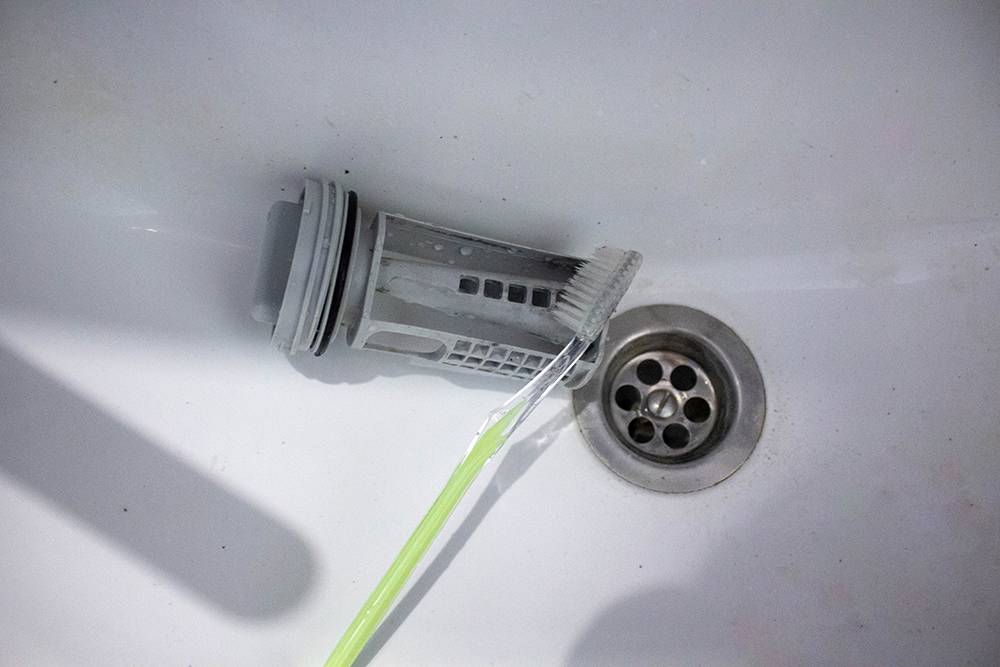 В сливном фильтре много труднодоступных мест, почистить которые можно с помощью старой зубной щетки. После мытья необходимо его тщательно протереть. Я обычно оставляю еще на некоторое время досохнуть