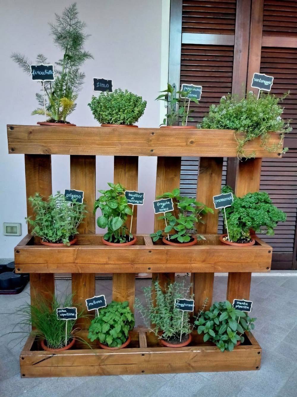 А можно использовать палету для вертикального огорода и выращивать пряные травы даже на маленьком балконе. Источник: pinterest.ru
