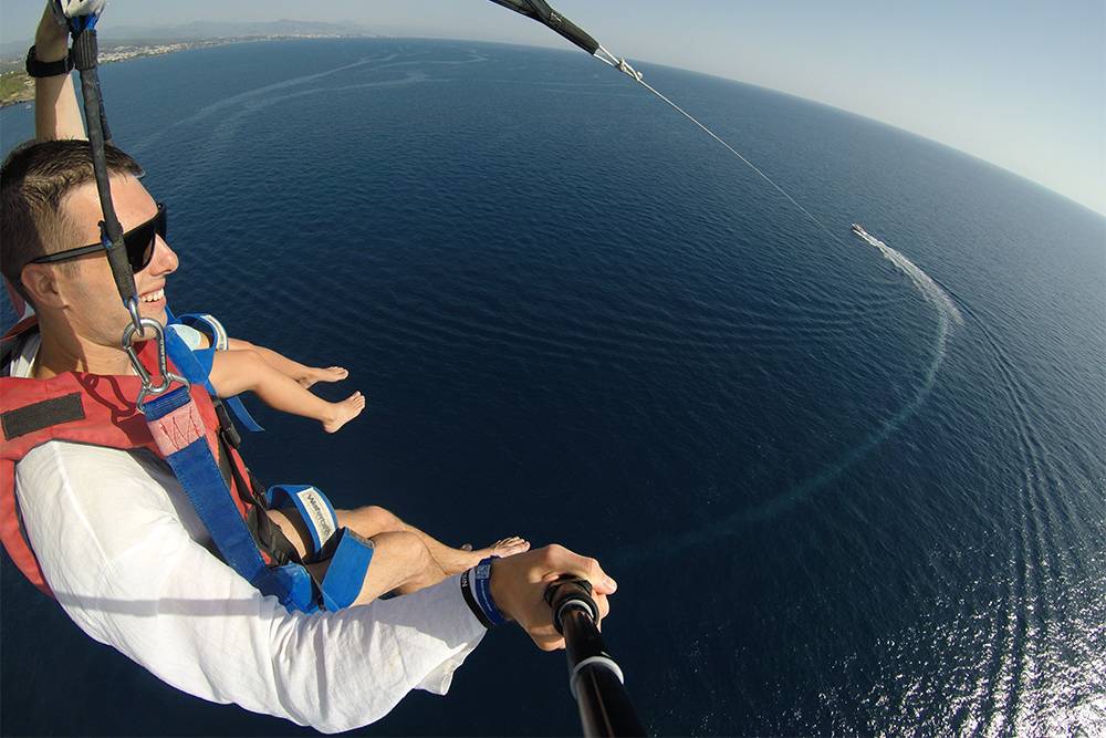 Мы не впервые катаемся на парашюте, прицепленном к лодке, но каждый раз это доставляет много удовольствия. В воздухе нам не страшно