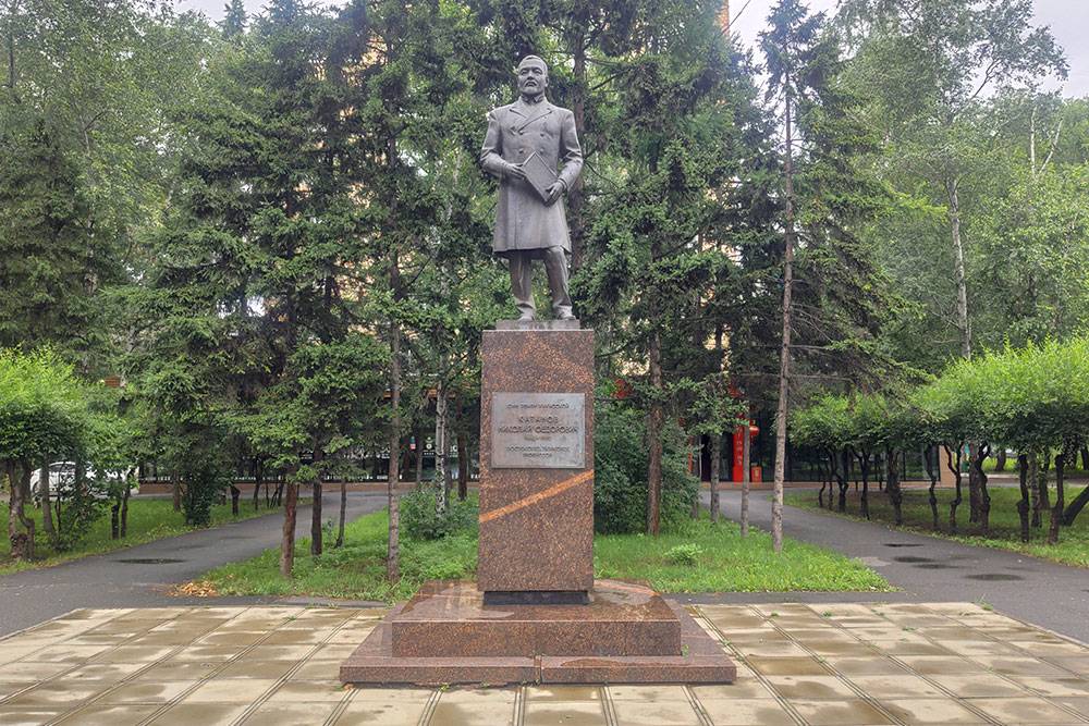 Памятник Николаю Катанову находится рядом с ХГУ