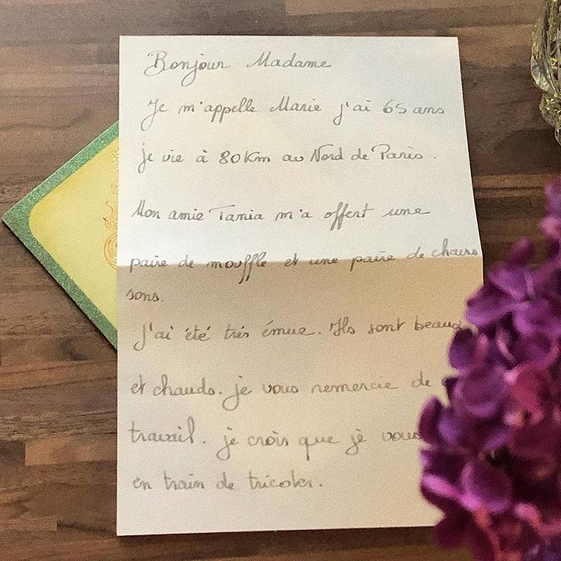 Покупательница из Франции так прониклась проектом, что написала письмо бабушке Томе, связавшей варежки