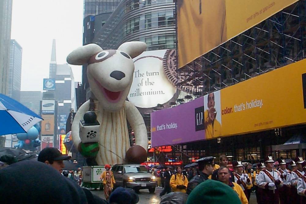 Талисман Pets рекламирует компанию на параде Macy’s в 1999&nbsp;году. Источник: Fandom