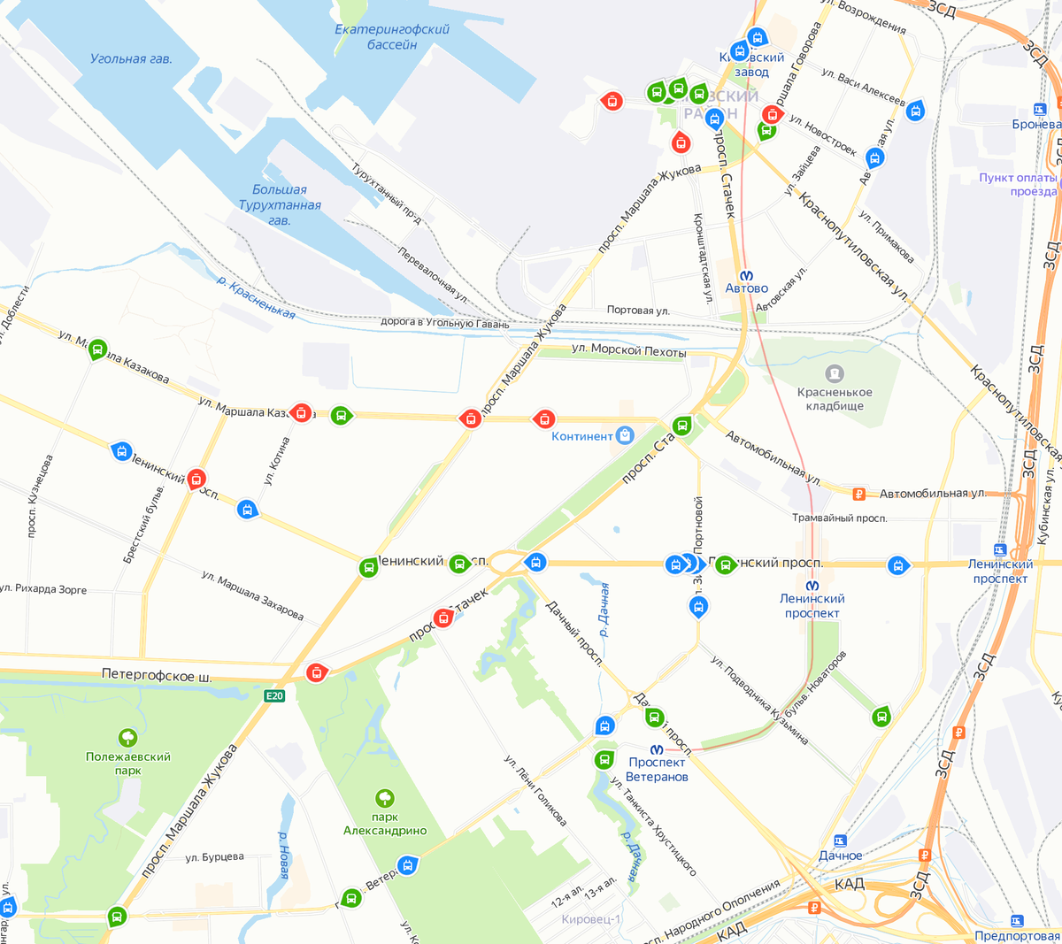 Общественный транспорт на карте. Синие — троллейбусы, красные — трамваи, зеленые — автобусы. Источник: «Яндекс-карты»
