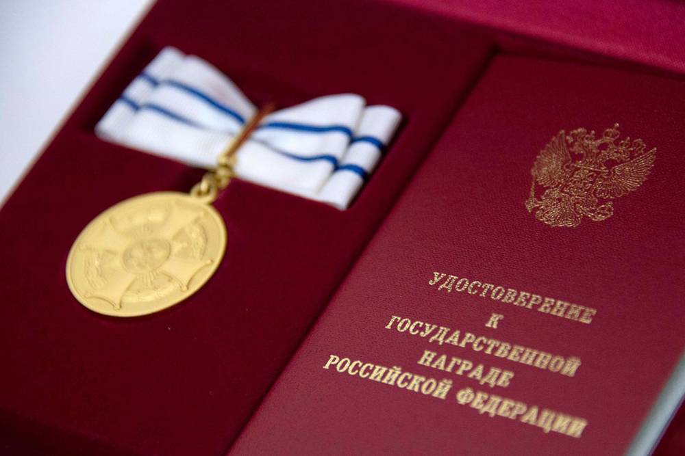 Медаль ордена «Родительская слава» выполнена из серебра с позолотой. На фото — женский вариант медали. Фото: Евгений Самарин&nbsp;/ mos.ru