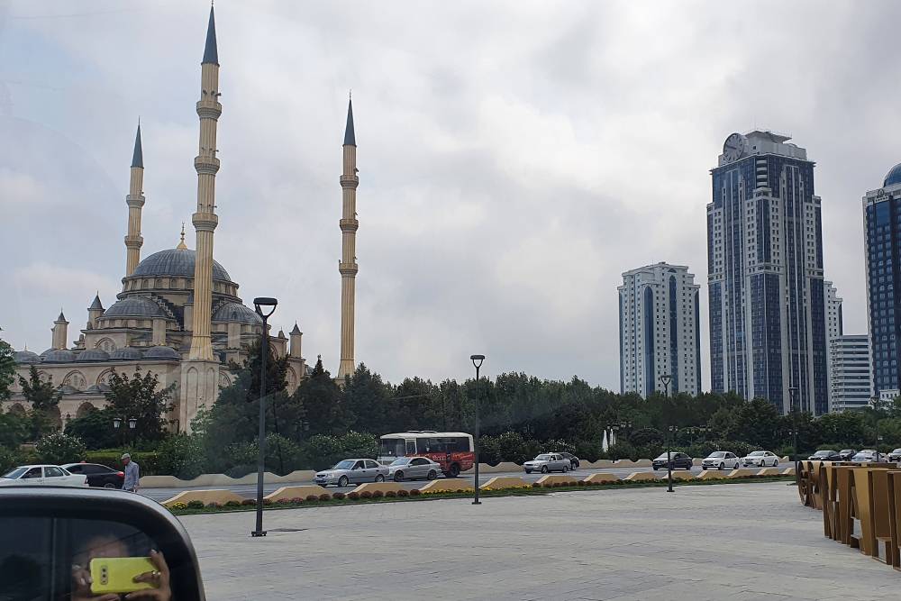Главные достопримечательности Чечни — мечеть «Сердце Чечни» имени Ахмата Кадырова и высотки бизнес-центра «Грозный-сити»