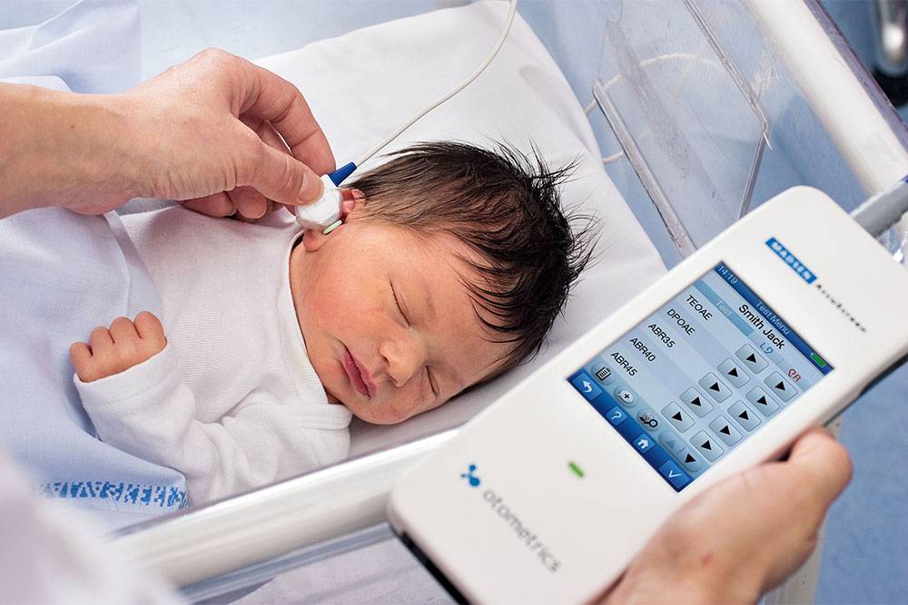Слух у новорожденных проверяют в роддоме с помощью портативного датчика