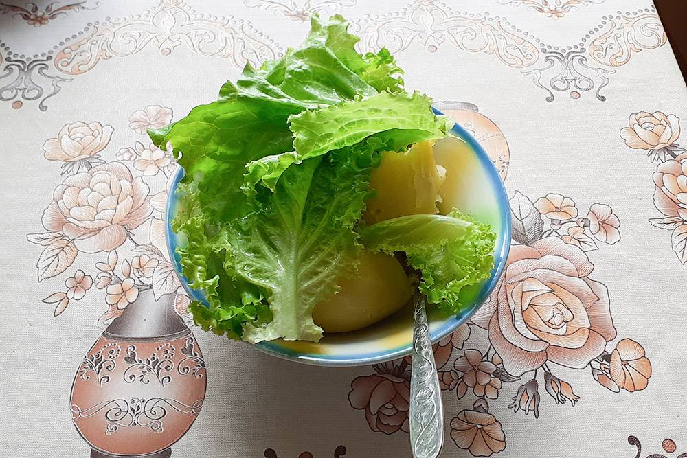 Мой обед — картошка, салат и растительное масло