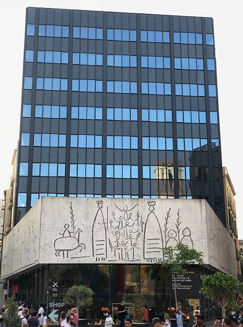 Одно из современных зданий в Готическом квартале. Рисунки выполнены по наброскам Пикассо