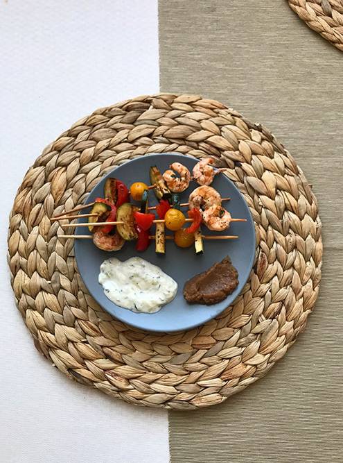 Средиземноморская кухня: андалузский шашлык из креветок и овощей на гриле, греческий соус дзадзики и икра заморская баклажанная