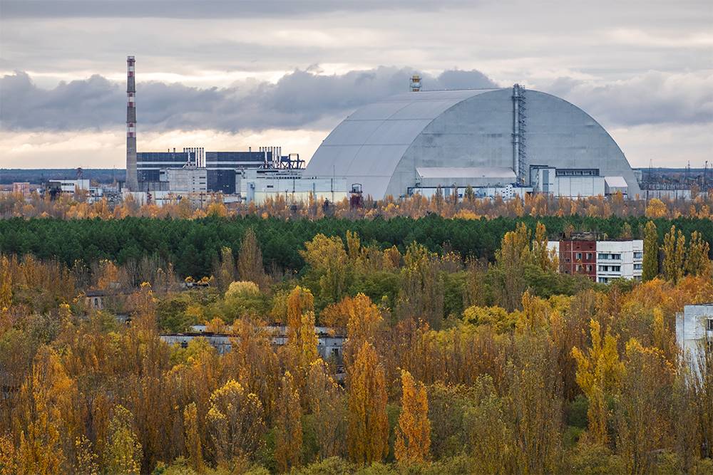 Это саркофаг — купол над&nbsp;четвертым энергоблоком Чернобыльской атомной электростанции. Он защищает окружающую среду от выхода радиации. Купол построили в 2019&nbsp;году над&nbsp;саркофагом «Укрытие» 1986&nbsp;года, потому&nbsp;что боялись его разрушения