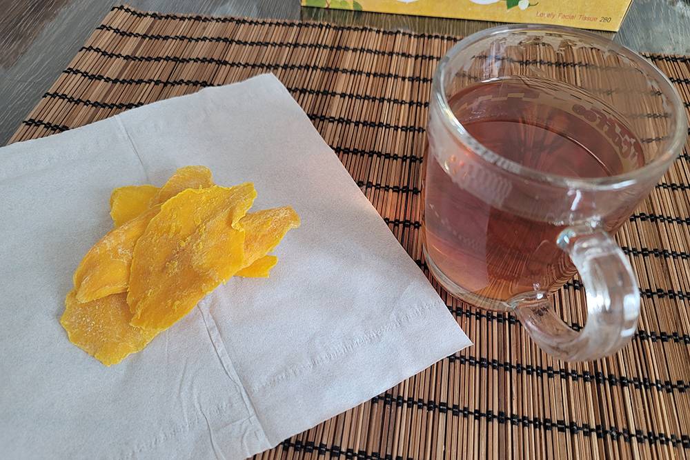 Запиваю чаем с сушеным манго