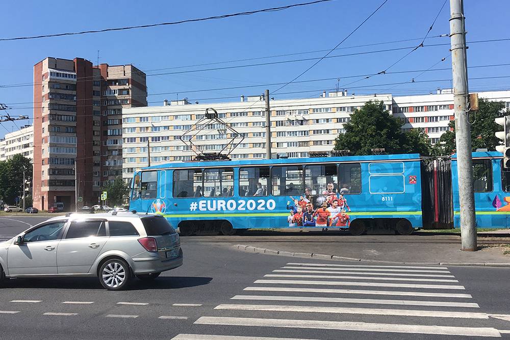 Трамвай, перекрашенный к чемпионату Европы по футболу — 2020