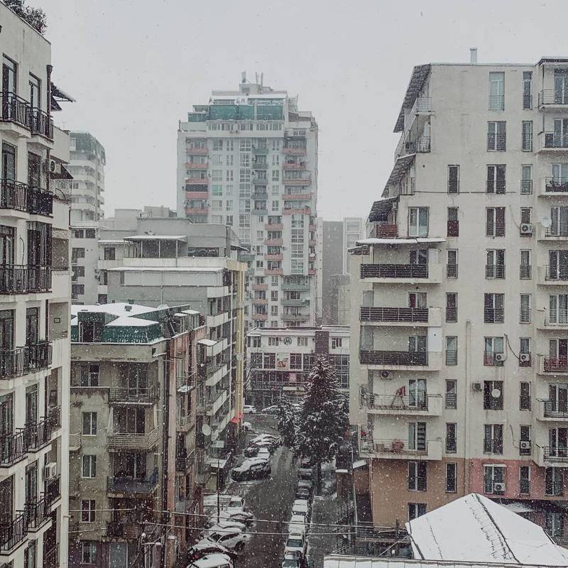 Это вид из окна нашей квартиры в Тбилиси, которую я снял через Airbnb. Она обошлась мне в 15 000—20 000 <span class=ruble>Р</span> за неделю. В начале марта в Грузии шел снег