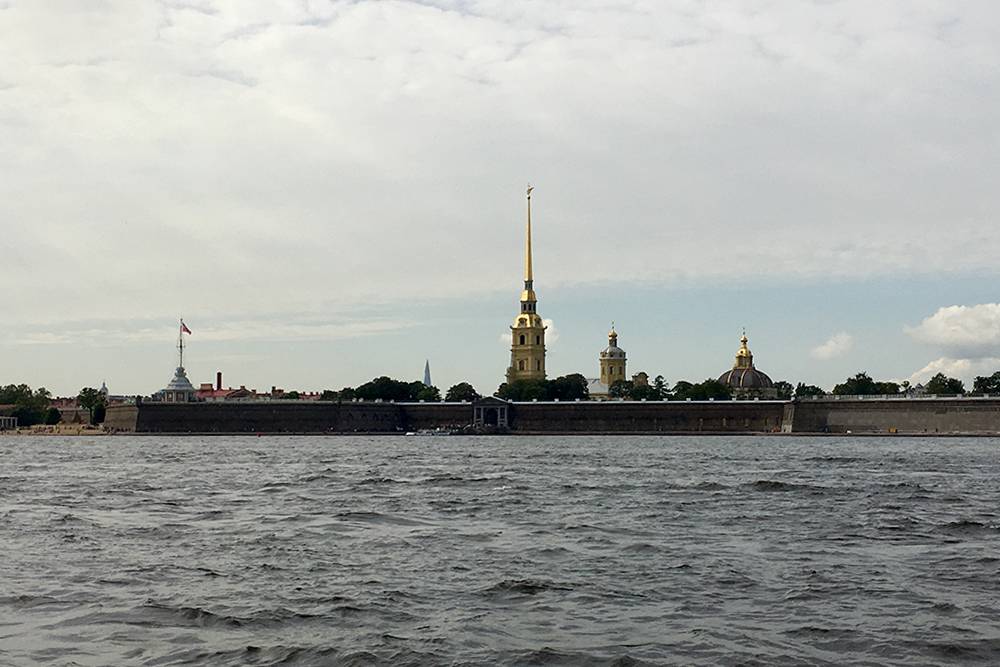 Вид с яхты на Петропавловскую крепость. Смотреть на Петербург с воды, а тем более с собственной яхты, — незабываемый опыт