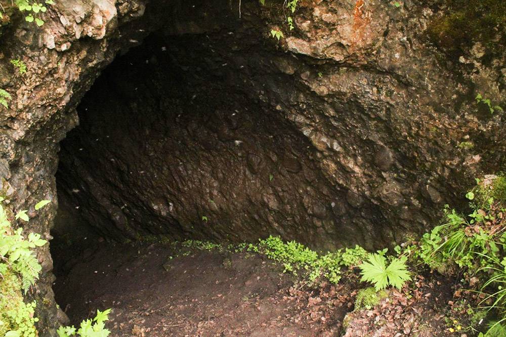 Широкий вход в пещеру — обман, далее придется ползти на коленях и по-пластунски. В гроте темно, берите с собой мощные фонари