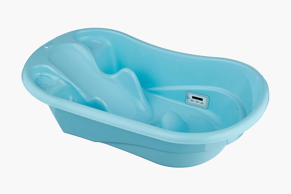 Так выглядит ванночка с термометром и удобной горкой, которая поддержит малыша. В этой модели есть и слив: такая ванна стоит 1877 <span class=ruble>Р</span>