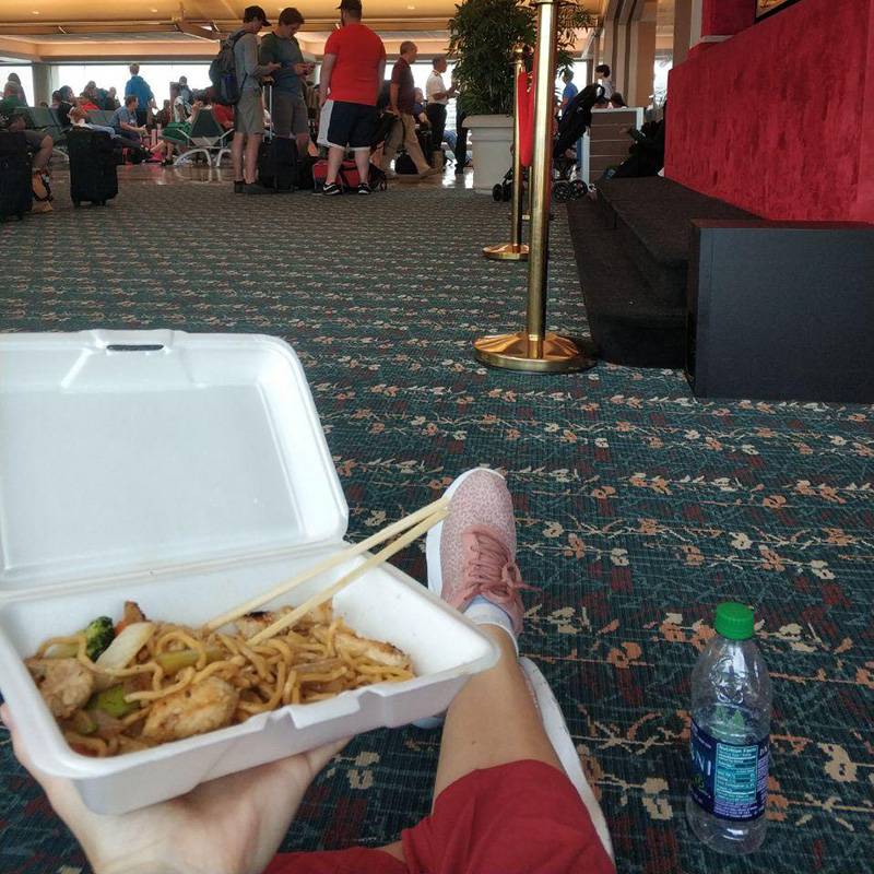 Сижу на ковре и обедаю в аэропорту Орландо в ожидании своего рейса. С правой стороны детский кинотеатр. Никогда такого не видела, хоть и часто летаю