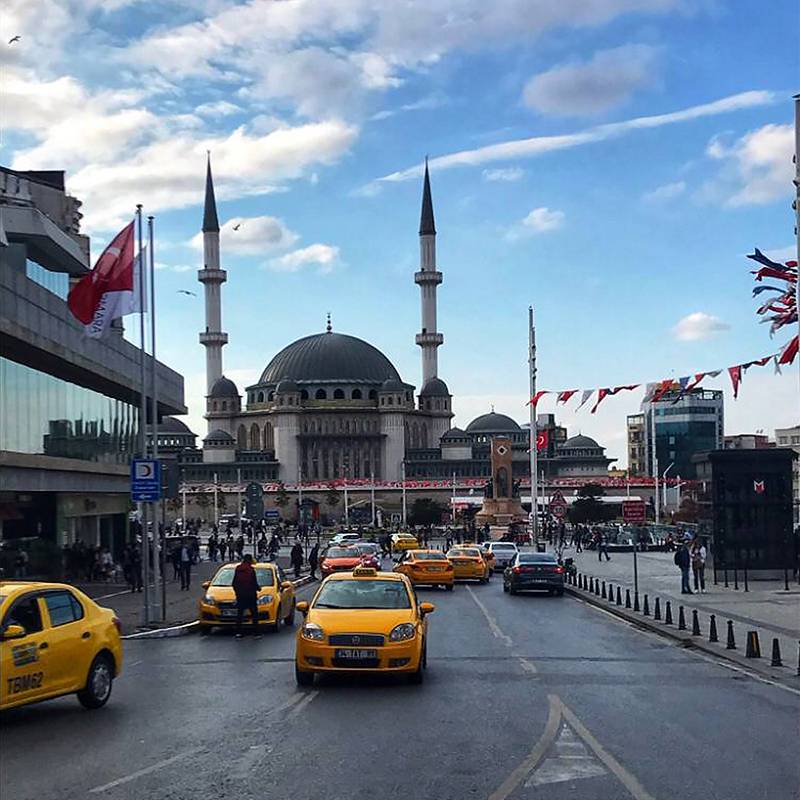 Желтые такси в Стамбуле выглядят совсем как в Нью-Йорке