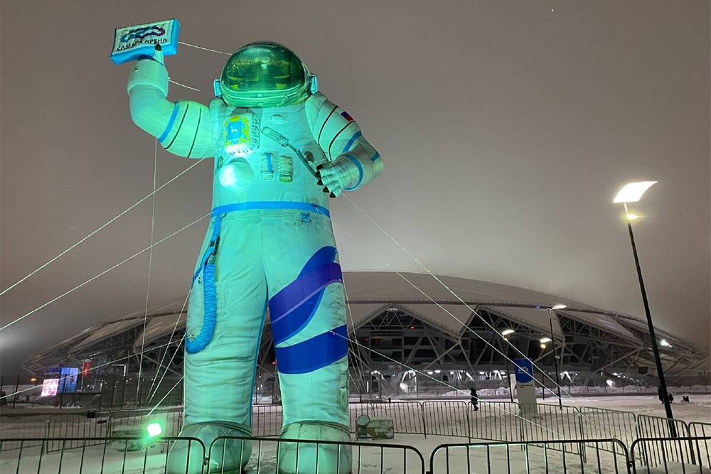 Стадион «Самара-арена», рядом с которым установили фигуру космонавта, похож на летающую тарелку. Источник: Дзен-канал MANIKOL