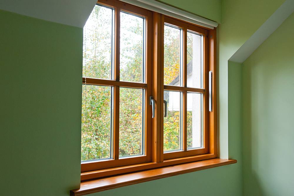 Цена деревянного стеклопакета зависит от конструкции окна, производителя и вида древесины. Фото: CTatiana&nbsp;/ Shutterstock