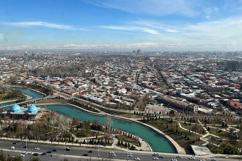 Вид на зимний Ташкент с телевышки. Это мир частного сектора, а на горизонте видны горы