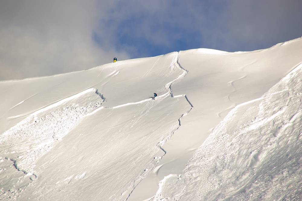 Классическая лавина из снежной доски — она сходит как доска, которая съезжает со склона. Фото:&nbsp;Alessandro Zappalorto&nbsp;/ Shutterstock