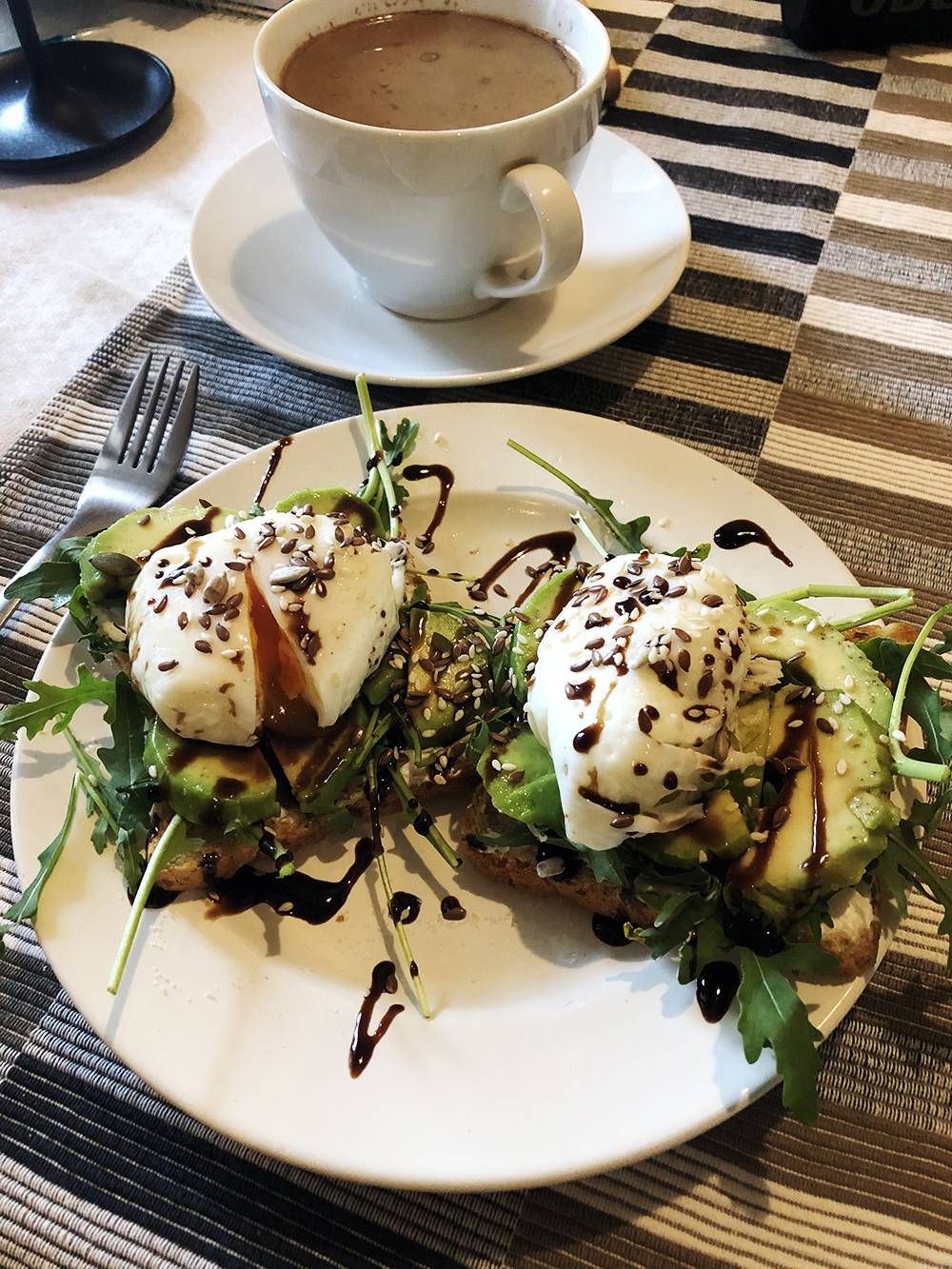Завтрак: тосты с авокадо, яйцами пашот и творожным сыром, кофе