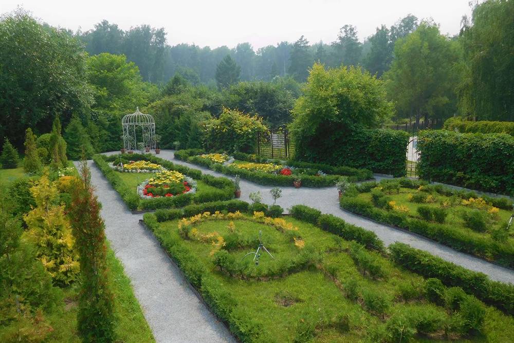 Экспозиция «Регулярный французский сад» — ландшафтная композиция, в основе которой четкие геометрические пропорции, принципы ритма и симметрии. Источник:&nbsp;csbg-nsk.ru