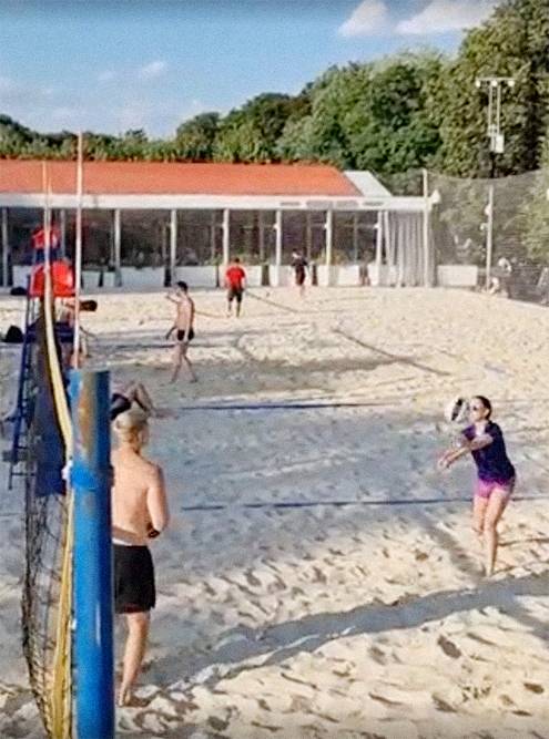 Наша летняя игра в пляжный волейбол в парке Горького. Я — в фиолетовых шортах, принимаю и отбиваю мяч снизу
