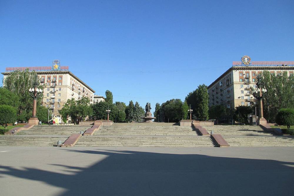 На Аллее Героев находятся два дома с орденом Ленина на крыше