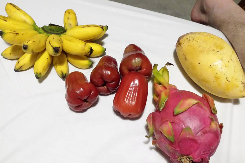 Экзотические фрукты, которые я купил в Бангкоке: мини-бананы, безвкусные тайские яблоки, питахайя и манго — оно было божественное. Тут нет вероятной виновницы моего отравления — папайи