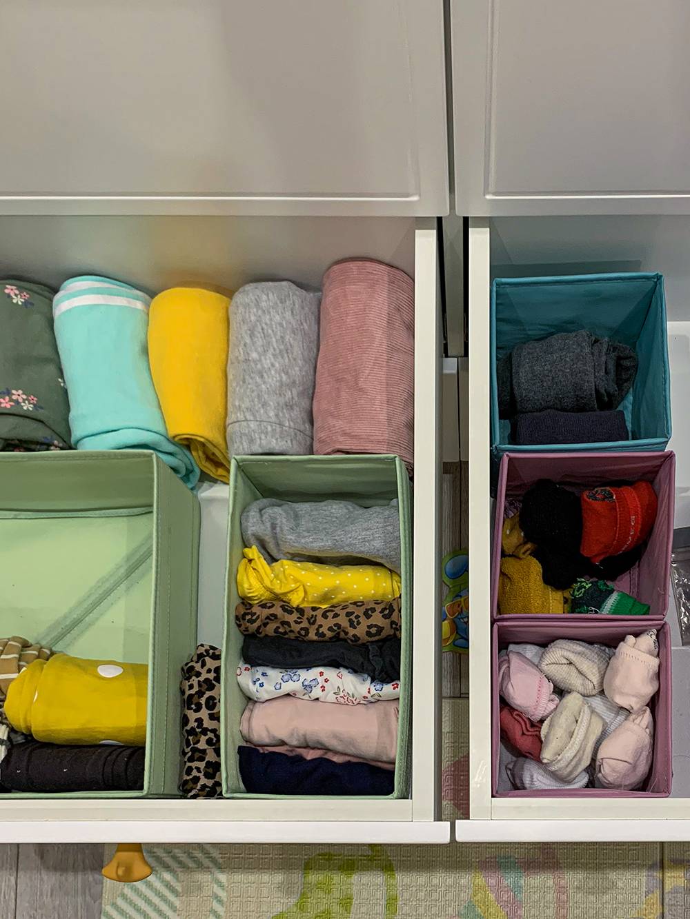 В выдвижных ящиках одежда лежит в органайзерах «Скубб» из «Икеи»
