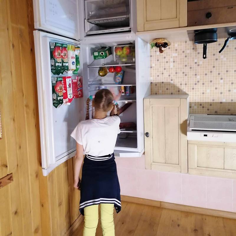 Дочь исследует кухню в «Доме вверх дном»