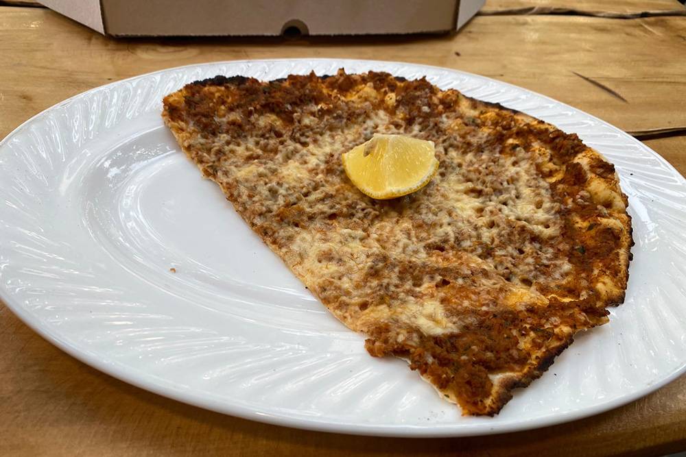 Хотя на тарелке лагмаджо выглядит как огромная пицца, на самом деле порция не такая большая