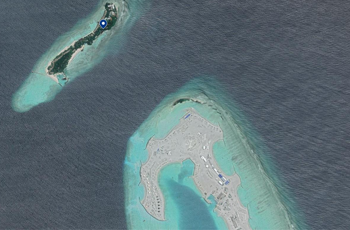 На спутниковой карте видно, что на мелководье строят отель. Расстояние между островами — около 500&nbsp;метров. Источник:&nbsp;google.com/maps