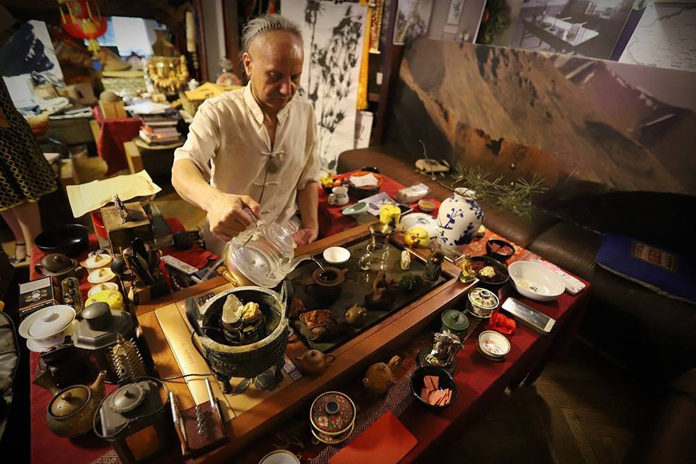 Мастер проводит церемонию с аутентичной китайской посудой. Источник:&nbsp;orientmuseum.ru