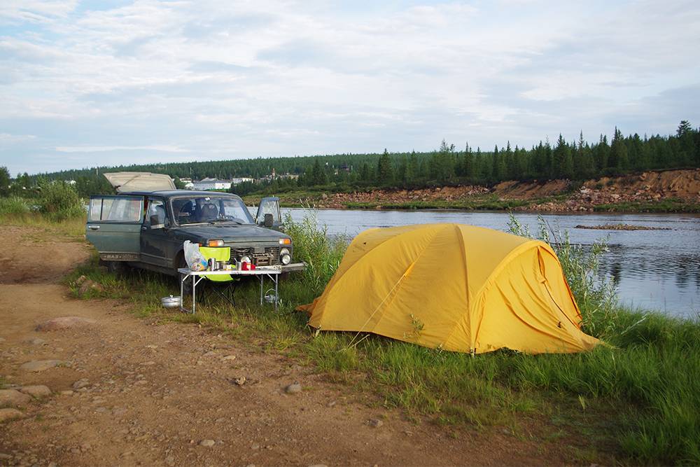 Одна из наших стоянок была на берегу реки Большой Нимныр в Якутии. В этой части региона есть горы, здесь прохладно и не искупаешься