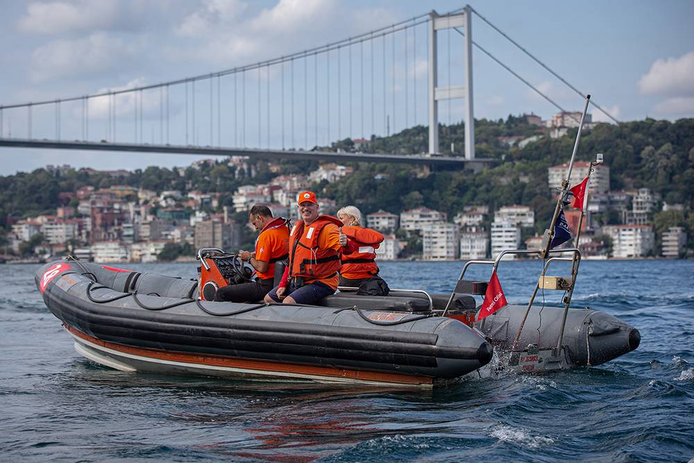 Лодки сопровождения участников. Источник: Bosphorus swimming race