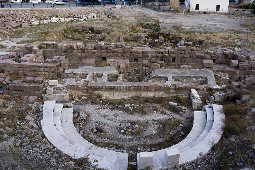 Римские развалины в Анкаре — остатки амфитеатра рядом с&nbsp;современной автостоянкой