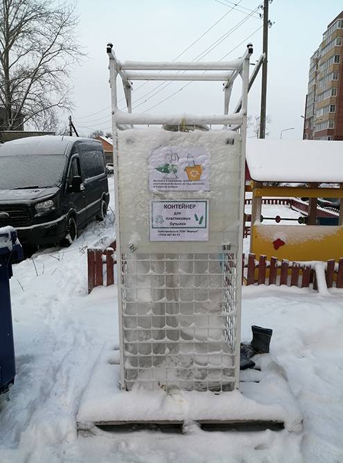 Один из&nbsp;домов в&nbsp;Архангельске установил свой контейнер для&nbsp;сбора пластиковых бутылок рядом с&nbsp;основными мусорными баками