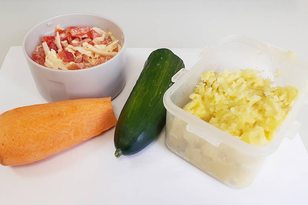 Обед: картошка, салат, морковь и огурец